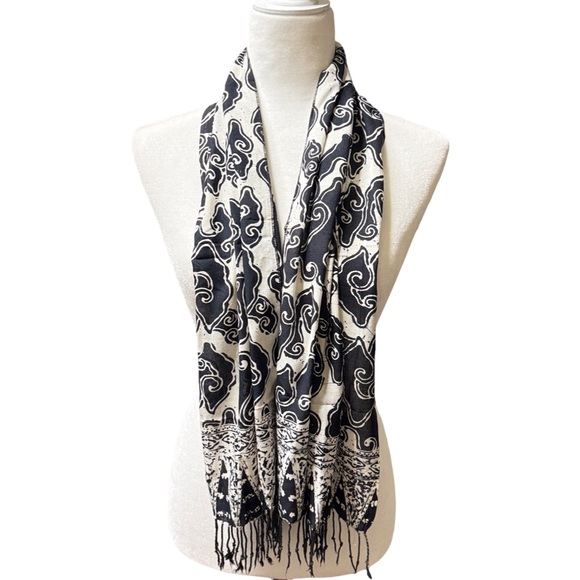 Beatiful Black & White Batik Scarf - Picture 2 of 6